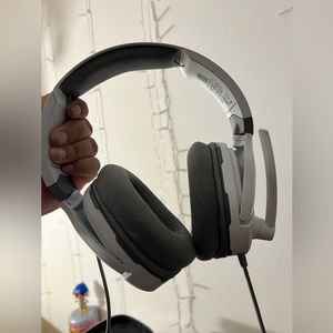 White turtle beach headphones
